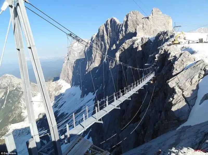 PONTE E SCALA NEL VUOTO SUL GHIACCIAIO DACHSTEIN ALPI AUSTRIACHE 