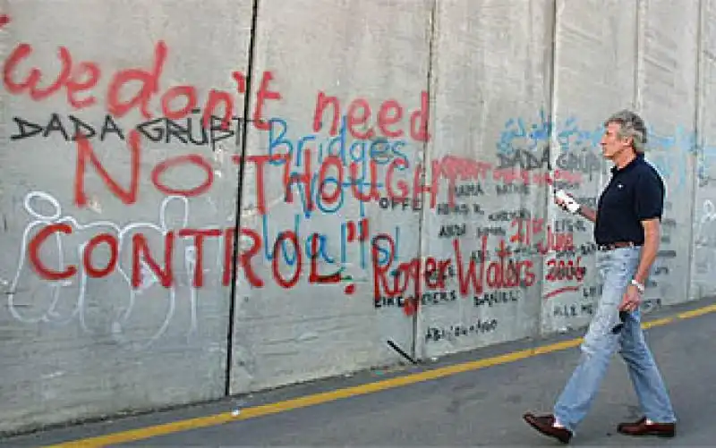 roger waters scrive sul muro che separa israele dalla palestina 