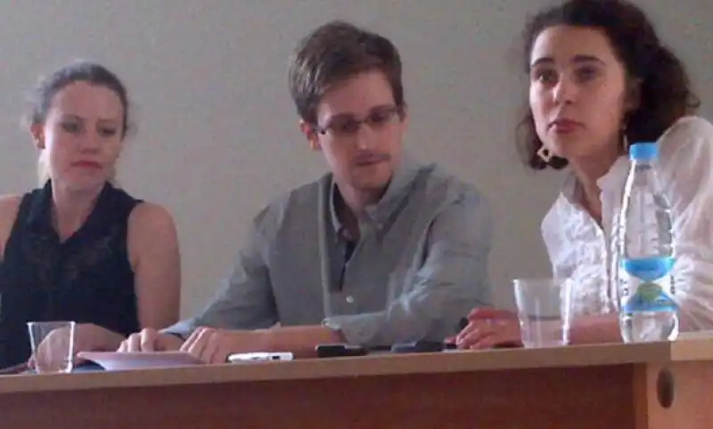 SNOWDEN A MOSCA CON LE RAPPRESENTANTI DI HUMAN RIGHTS WATCH 