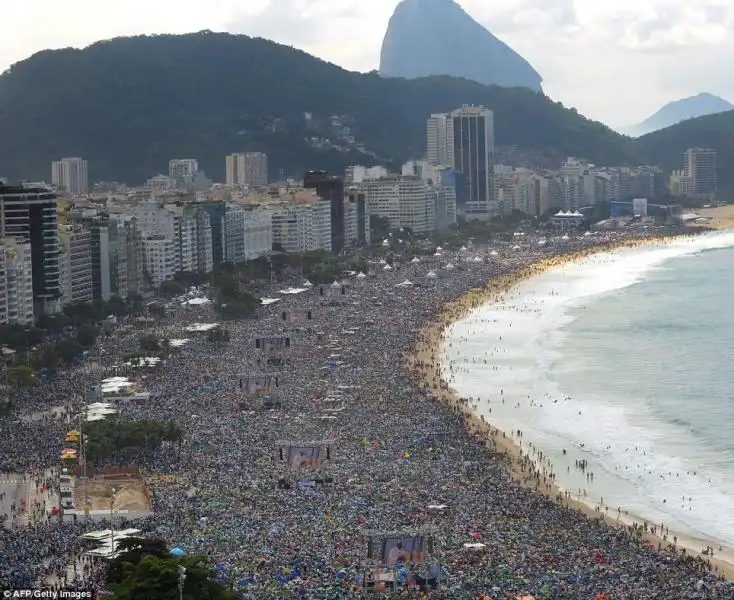 SUORE E DONNE IN BIKINI AFFOLLANO L A SPIAGGIA DI COPACABANA PER ASSISTERE ALLA MESSA DEL PAPA 