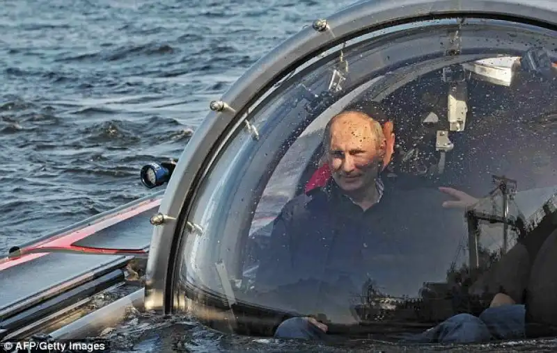 VLADIMIR PUTIN SI IMMERGE NEL LAGO BAIKAL 