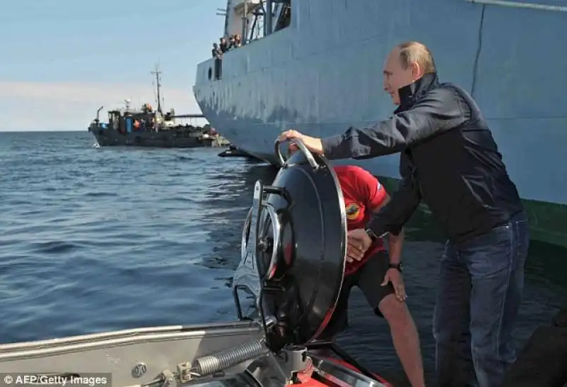 VLADIMIR PUTIN SI IMMERGE NEL LAGO BAIKAL 