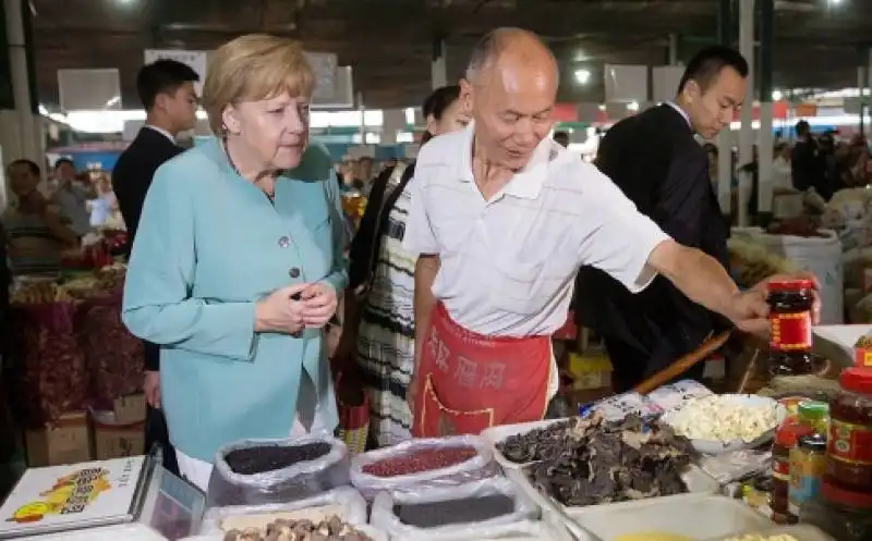 angela merkel al mercato di chengdu nel sichuan