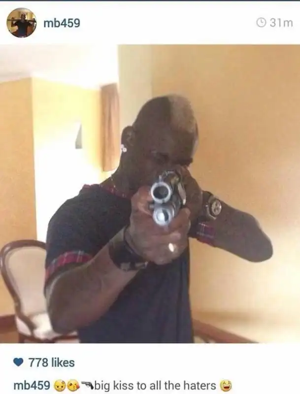 BALOTELLI FUCILE