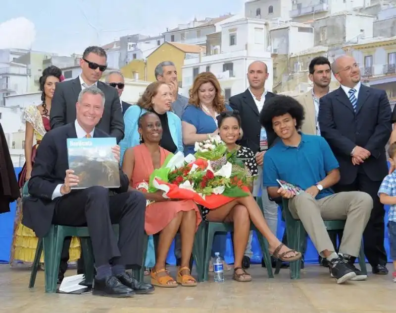 bill de blasio con la famiglia a grassano in basilicata  23