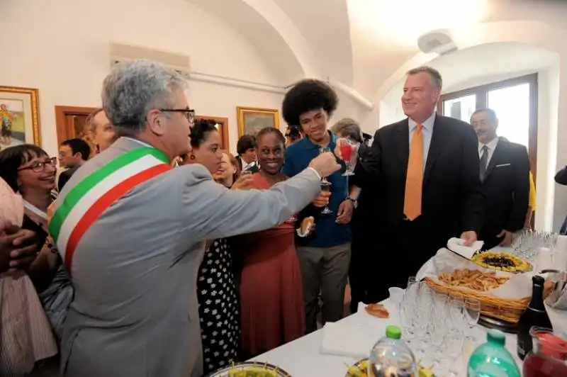 bill de blasio con la famiglia a grassano in basilicata  32