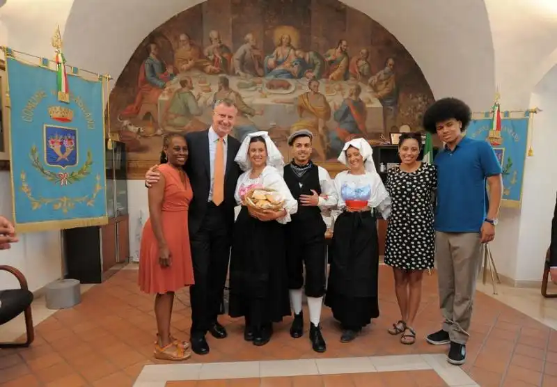 bill de blasio con la famiglia a grassano in basilicata  35