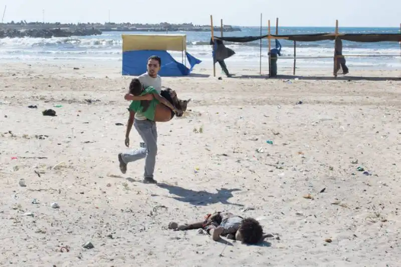 bombe sulla spiaggia di gaza