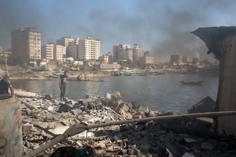 BOMBE SULLA SPIAGGIA DI GAZA FOTO NEW YORK TIMES