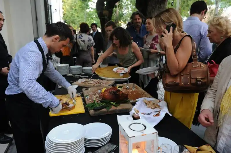 buffet con maialino da latte