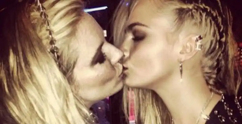 cara delevingne bacio lesbo cacaina sienna