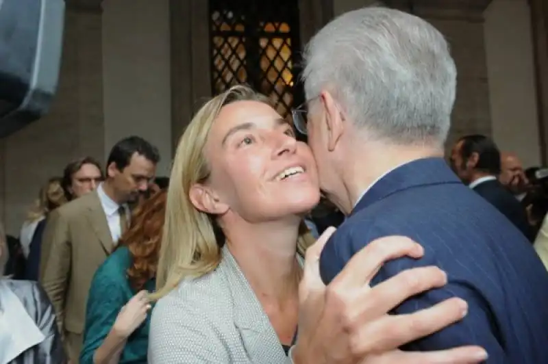 federica mogherini saluta mario monti