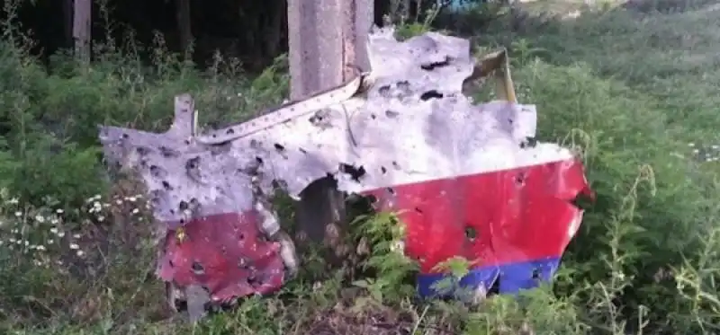 fori nella carlinga del malaysia mh17 compatibili con lo shrapnel sparato da un missile buk 