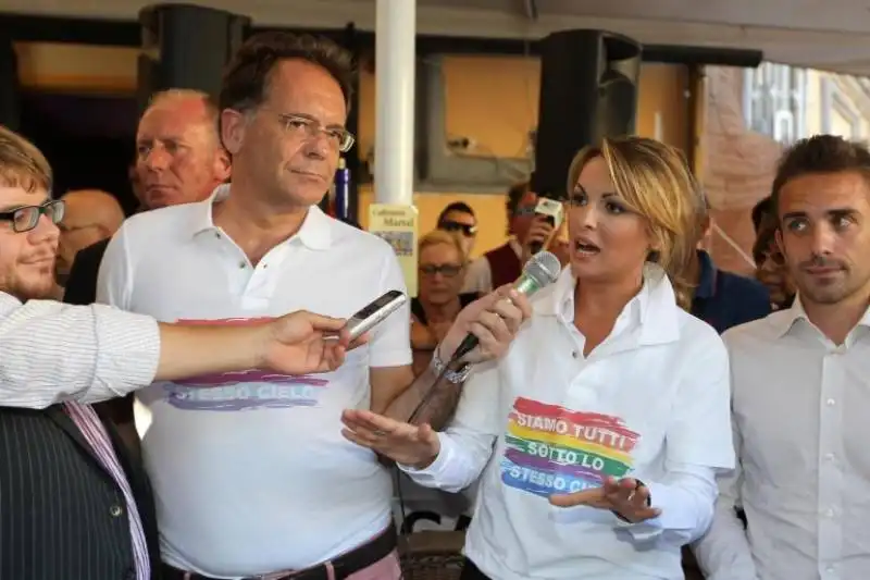 francesca pascale e cecchi paone all arcigay di napoli