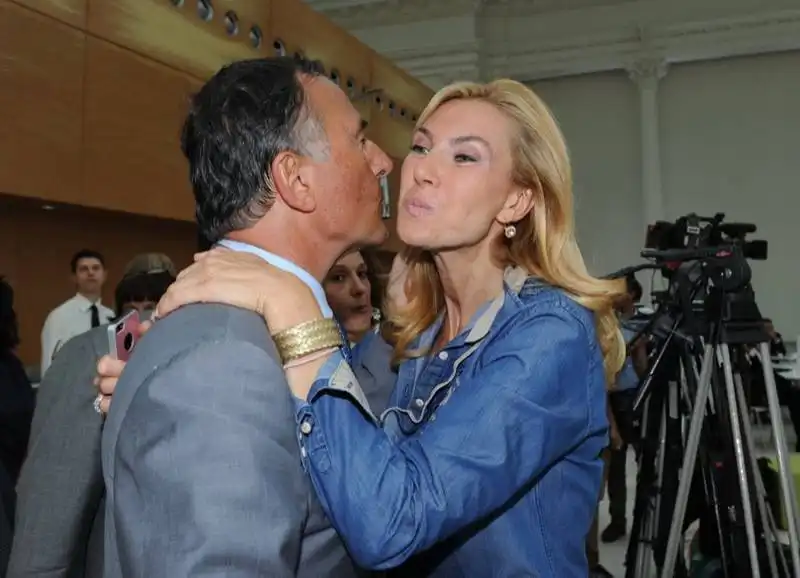 franco frattini saluta michaela biancofiore