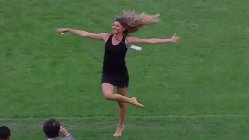 gisele bunchen balla scalza al maracana