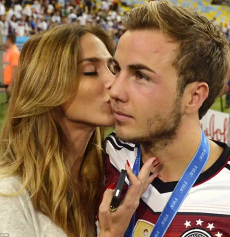 gotze riceve un bacio dalla fidanzata modella