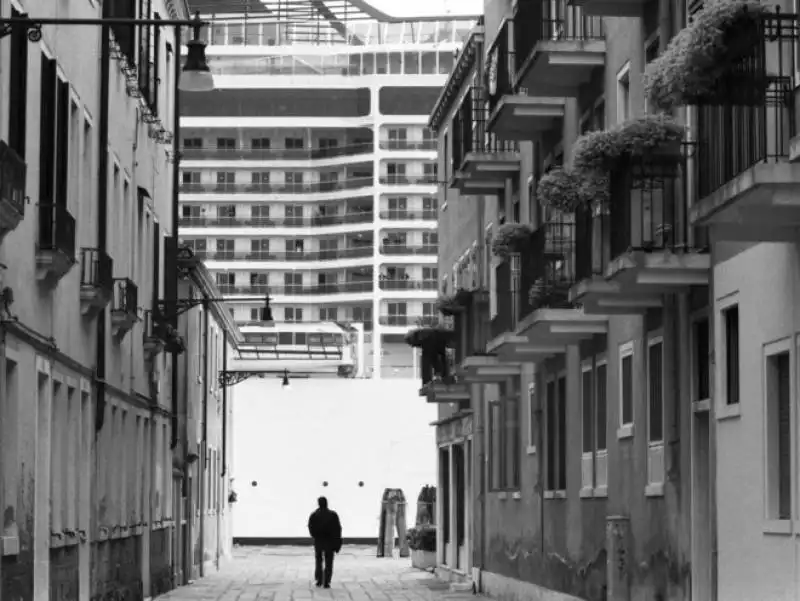 grandi navi a venezia foto di berengo gardin 4