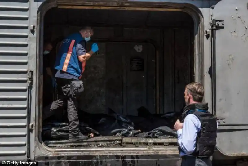 i corpi dei passeggeri messi sul treno frigorifero