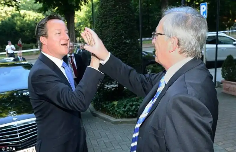 il saluto tra david cameron e juncker