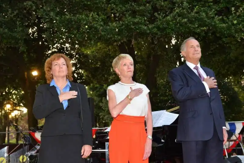 inno americano per la festa dell indipendenza all ambasciata americana a roma