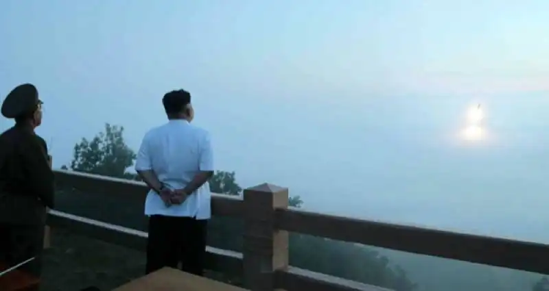 kim jong un ammira il lancio di un missile