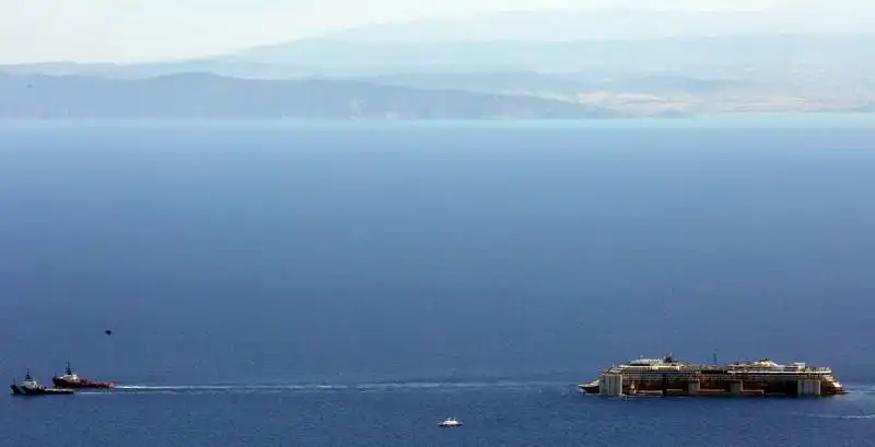 la costa concordia lascia il giglio