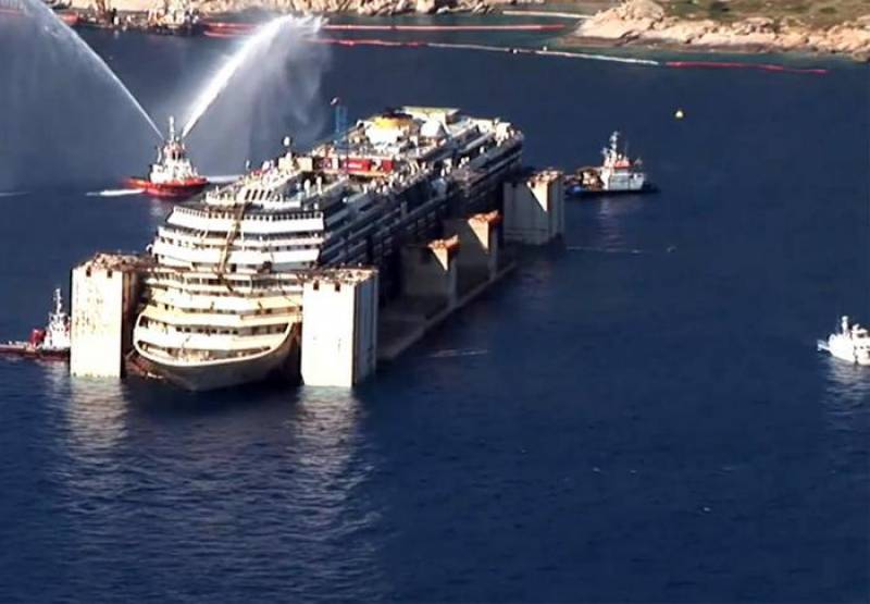 la costa concordia lascia l'isola del giglio 1