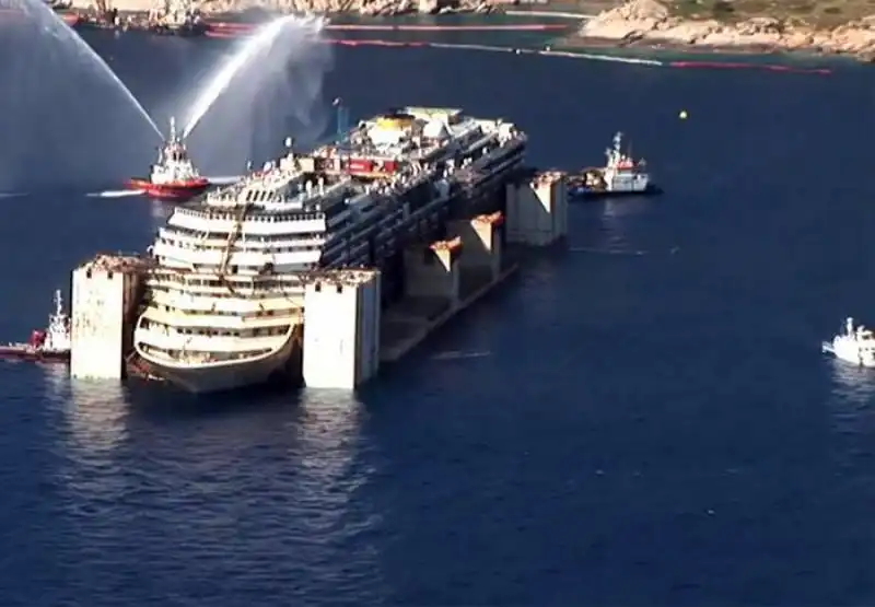 la costa concordia lascia l'isola del giglio  1