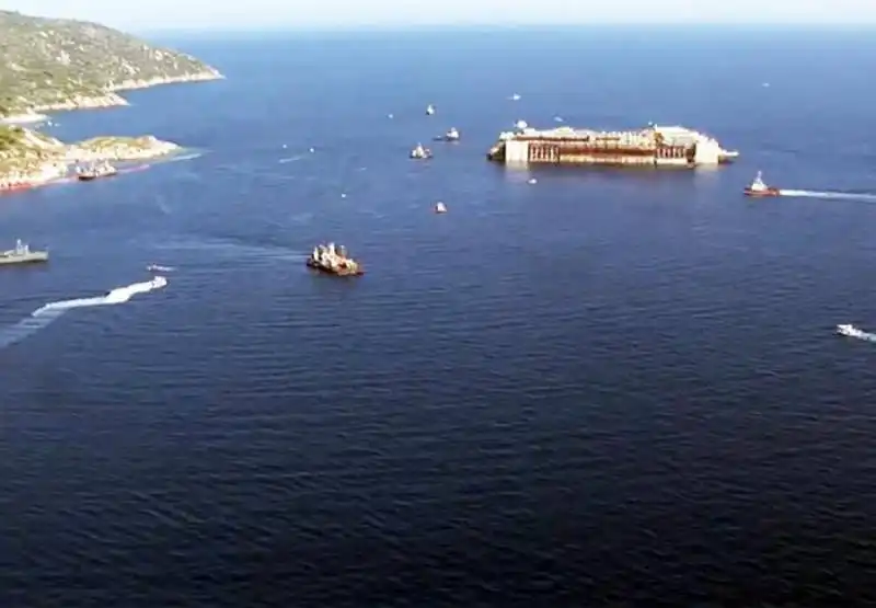 la costa concordia lascia l'isola del giglio  14