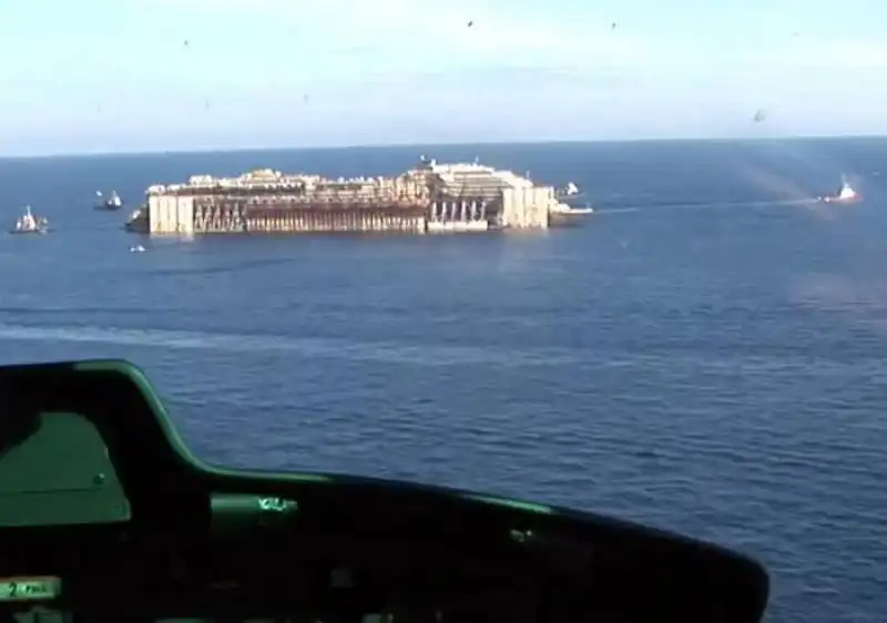 la costa concordia lascia l'isola del giglio  18