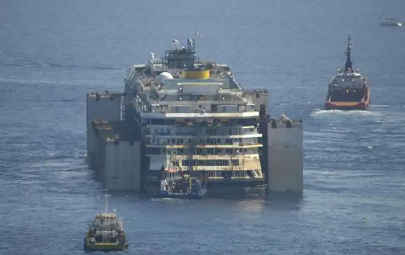 la costa concordia lascia l'isola del giglio  2