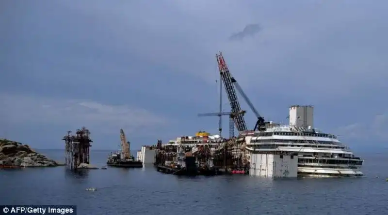 la costa concordia pronta per essere trasportata a genova