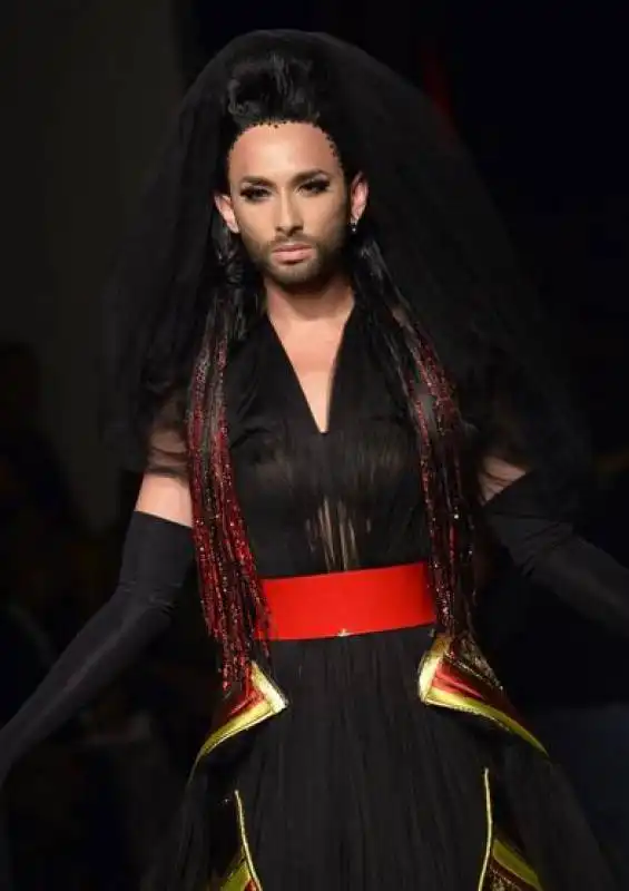 la “drag queen” conchita sfila a parigi per gautier 15