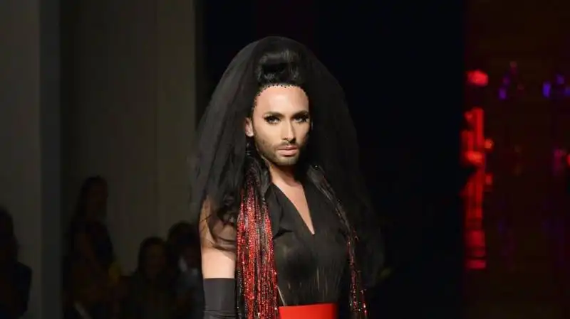 la “drag queen” conchita sfila a parigi per gautier 18