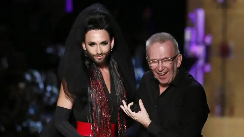 la “drag queen” conchita sfila a parigi per gautier 19