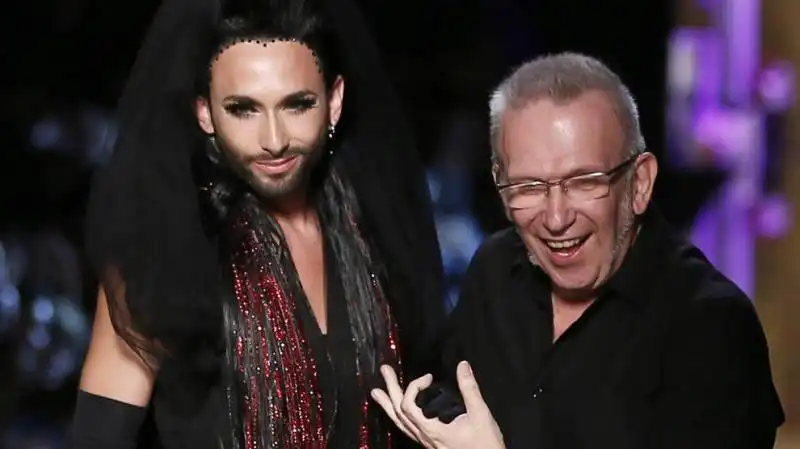 la “drag queen” conchita sfila a parigi per gautier 6