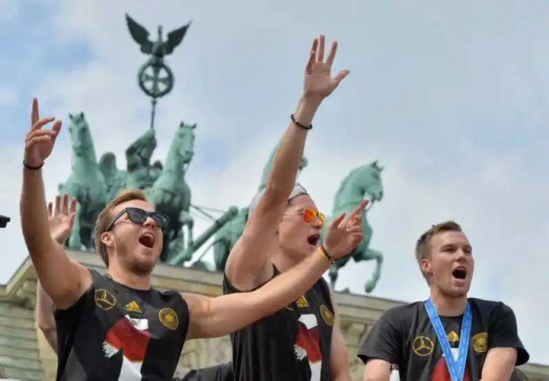 la nazionale tedesca festeggia alla porta di brandeburgo di berlino 4