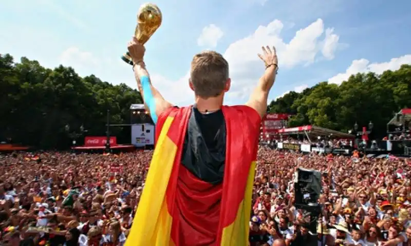 la nazionale tedesca festeggia alla porta di brandeburgo di berlino 6