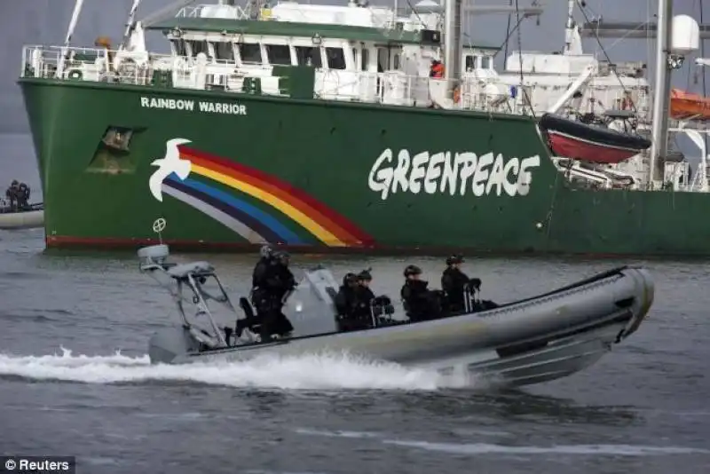 la rainbow warrior di greenpeace contro lo spostamento della concordia