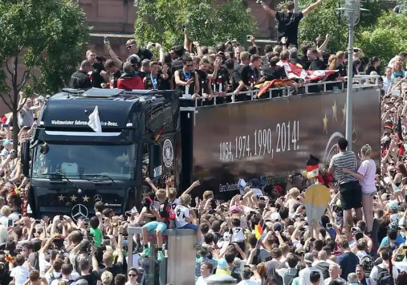 la squadra tedesca torna a berlino   1