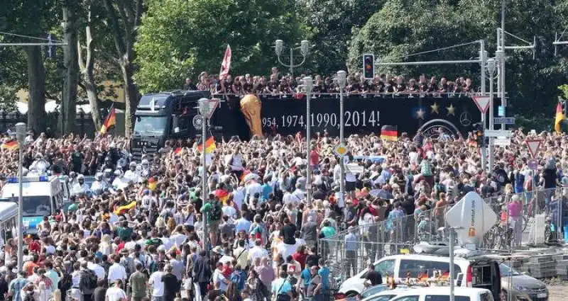 la squadra tedesca torna a berlino   2