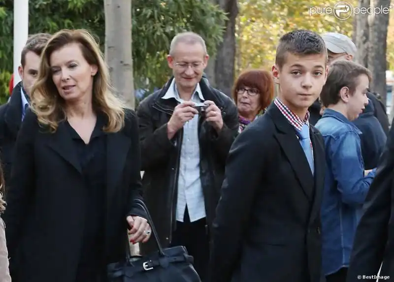 Léonard Trierweiler con la madre Valerie