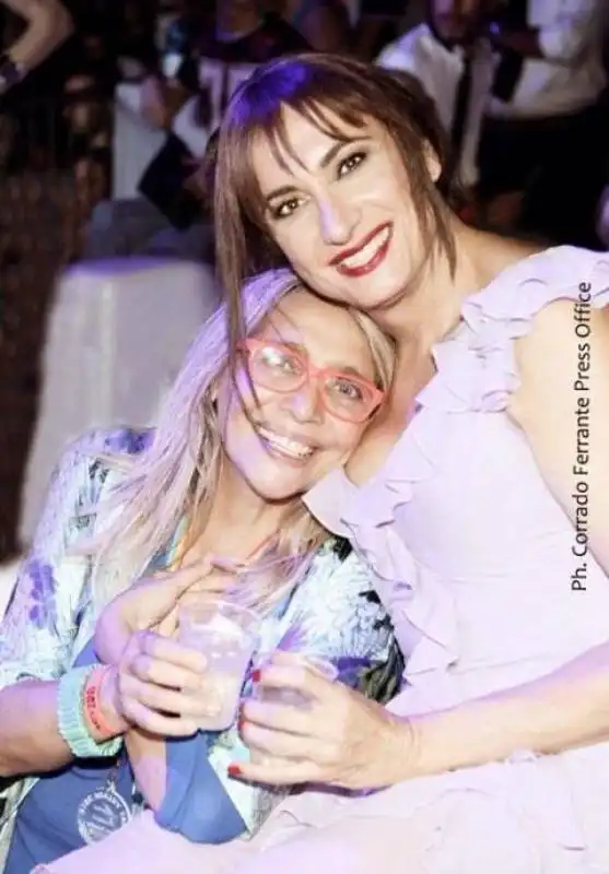 mara venier e vladimir luxuria brindano al gay village