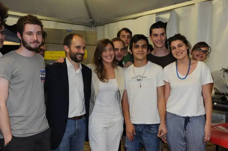 maria elena boschi matteo orfini con i giovani volontari della festa dell unita