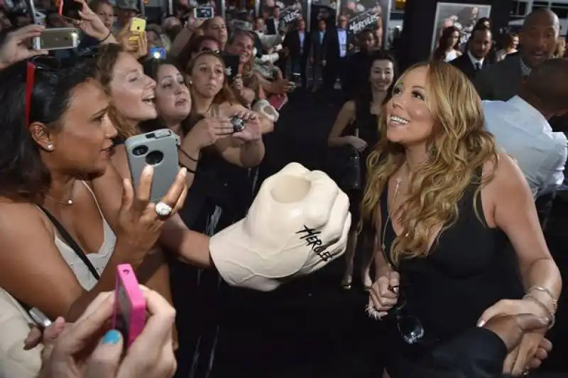 mariah carey ha una assistente che le porta solo da bere