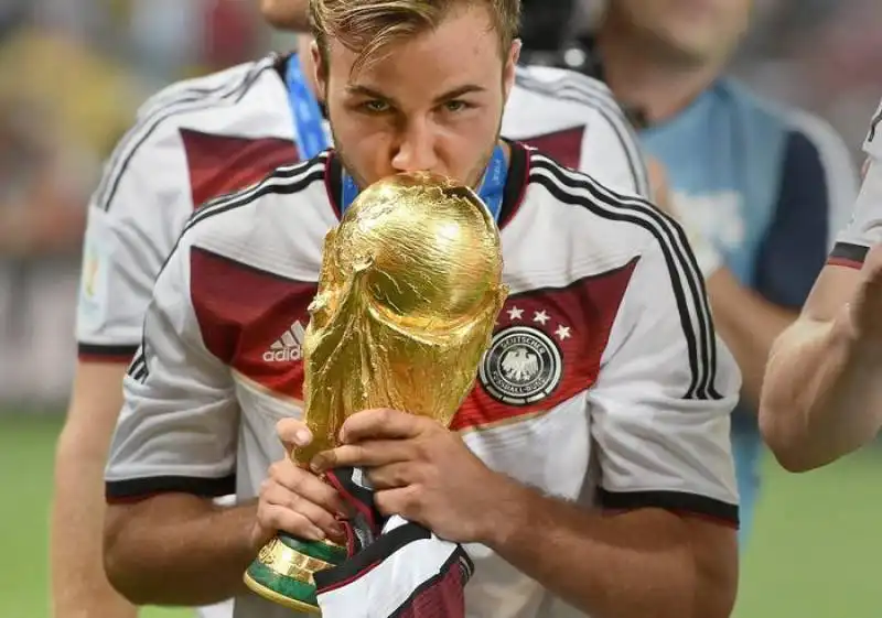 mario goetze bacia la coppa del mondo