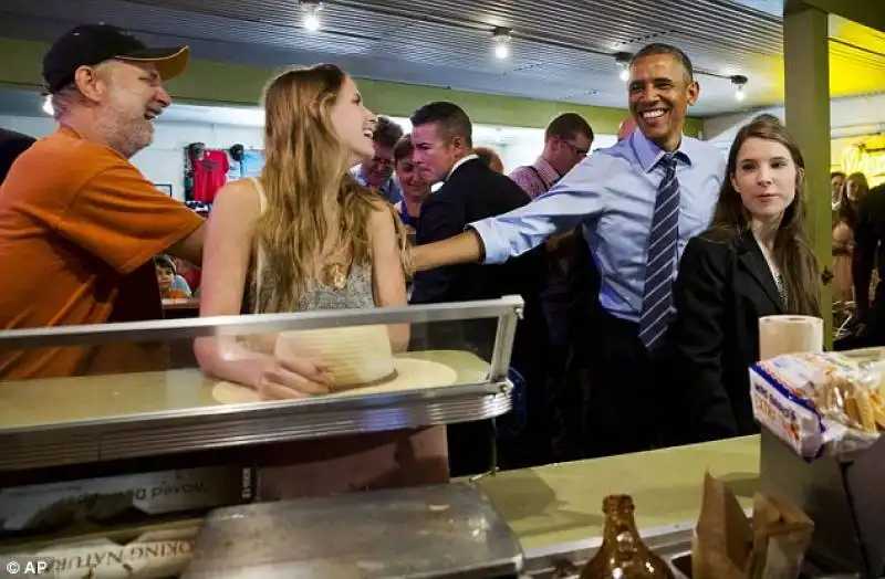 obama paga il pranzo a due clienti