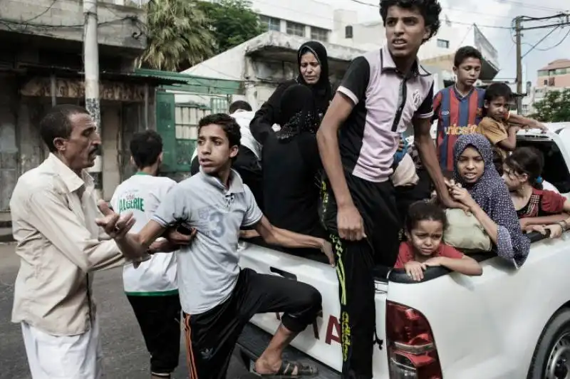 palestinesi in fuga da gaza city