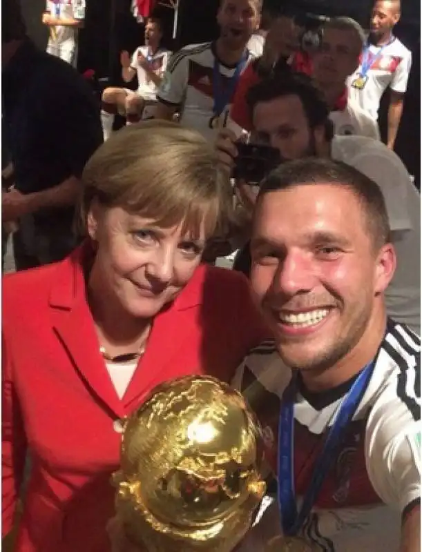 podolski selfie con angela merkel